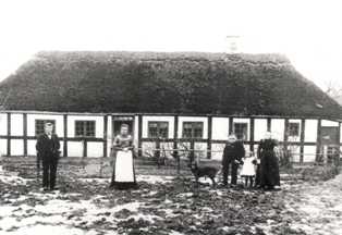 Nygade 5 ca 1912 Marius Friche, Methilde Friche gift Sauer, hunden Danky, Johannes Friche, Skrædder Gerda Sauer, Gertrud Friche.